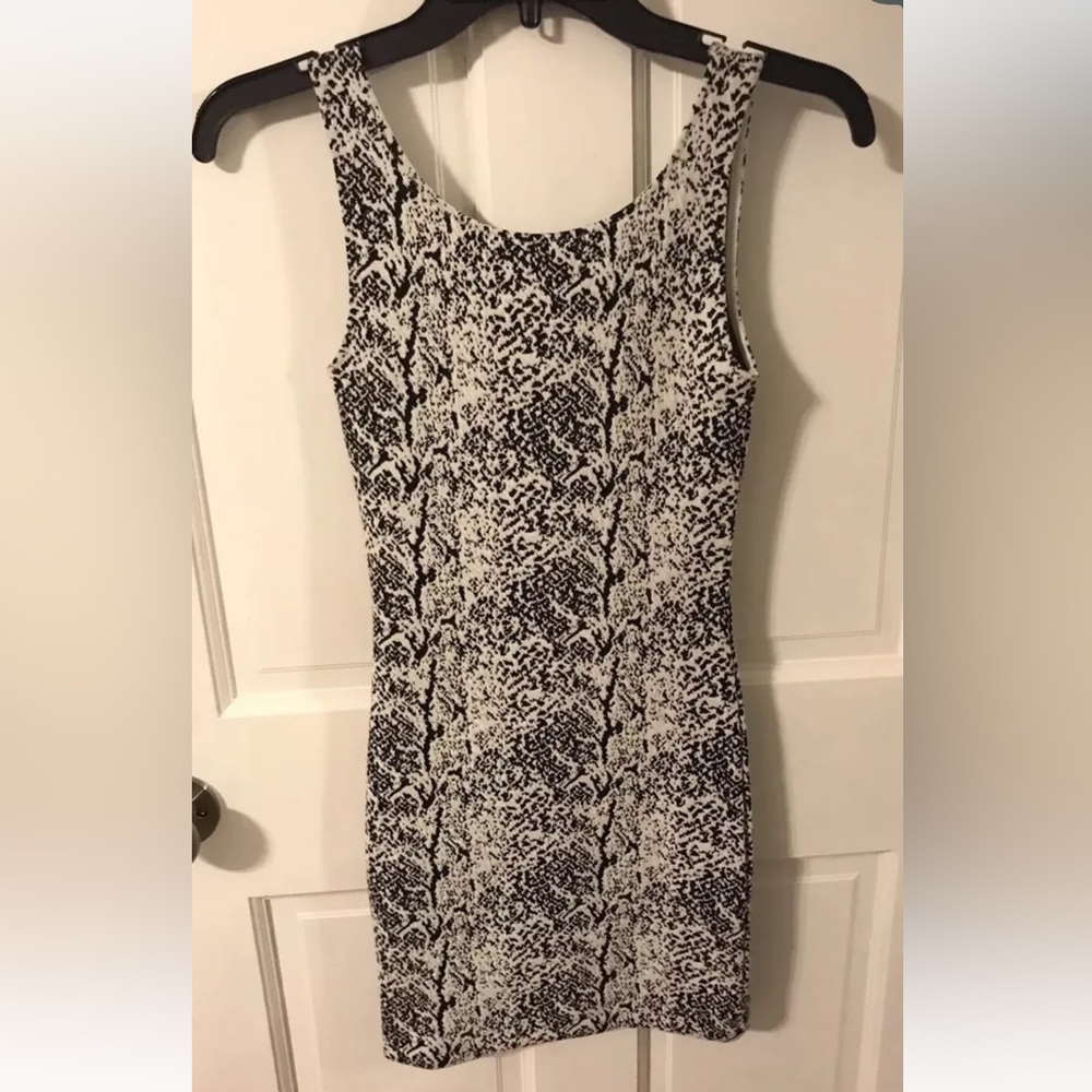 NWT H&M Divided White & Black Snakeskin Print Bodycon Mini Dress Size 2
